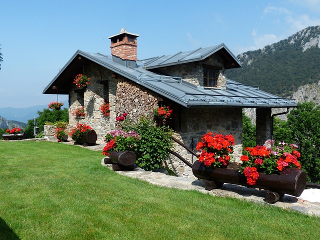 Une villa luxueuse avec piscine privée.